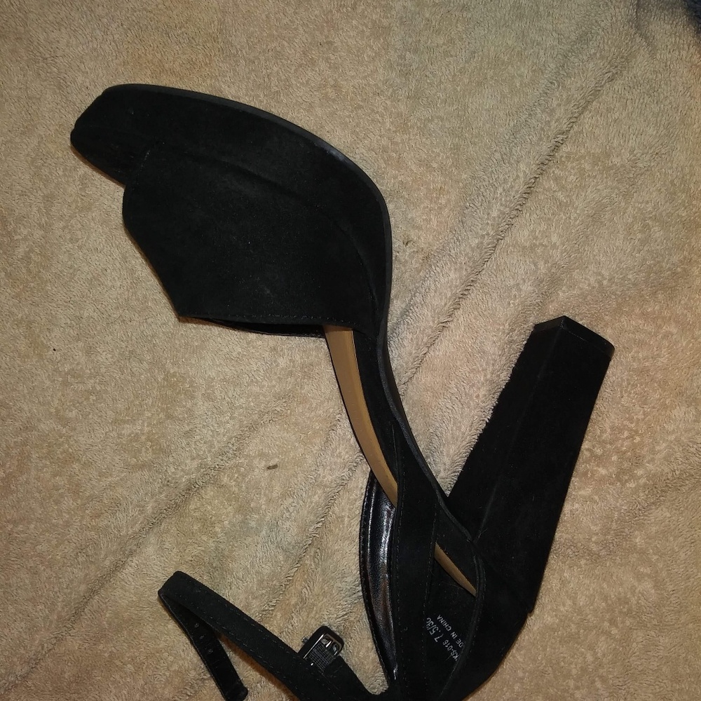 Heels - Picture 3 of 3